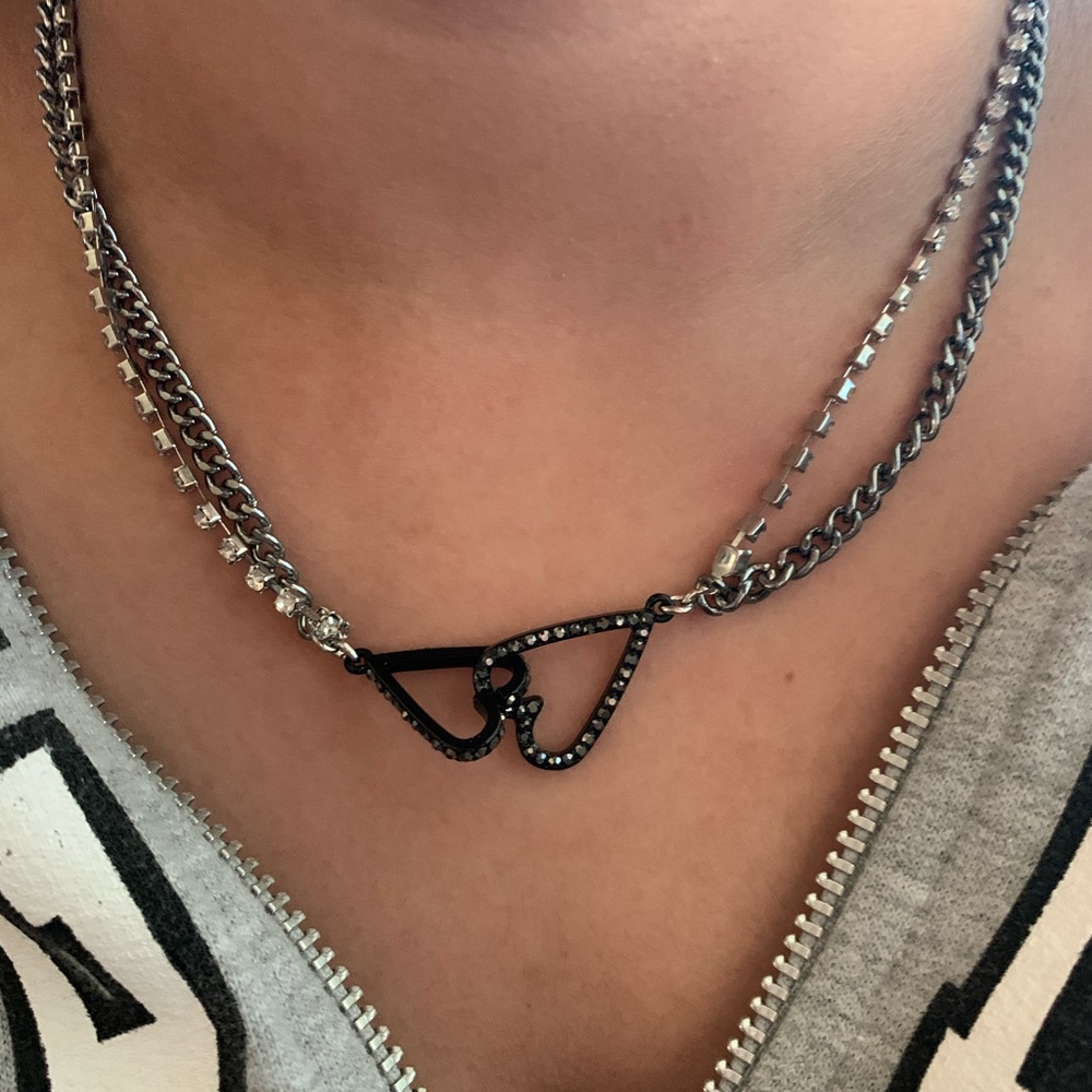 Black & white rhinestone choker w/double hearts.